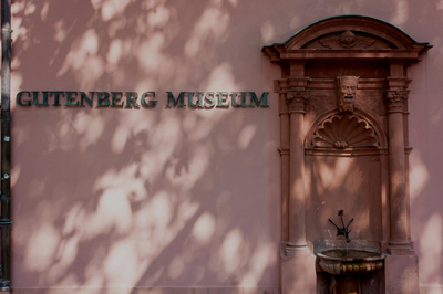 Schriftzug "Gutenberg Museum" am Museum