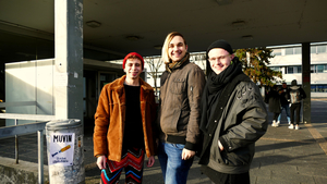 Das Bild zeigt die drei aktuellen Referenten des Schwulenreferats lächelnd vor dem Philosophicum.rlo Brauch, Lucas Görzen und Tobias Anspach. Sie stehen gemeinsam vor dem Philosophicum, werden dort von der Sonne angestrahlt.