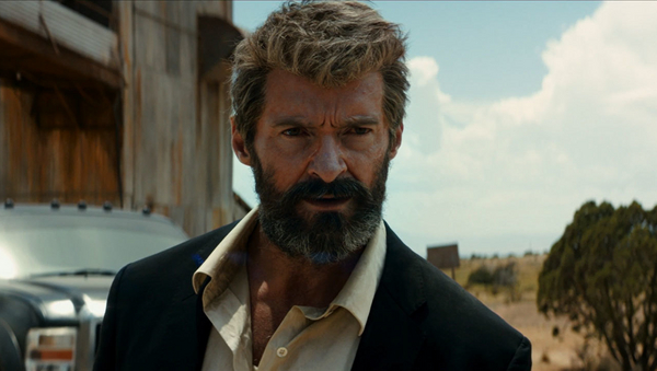 Hugh Jackman als Logan/Wolverine in "Logan". Er trägt Vollbart und schaut angespannt drein.
