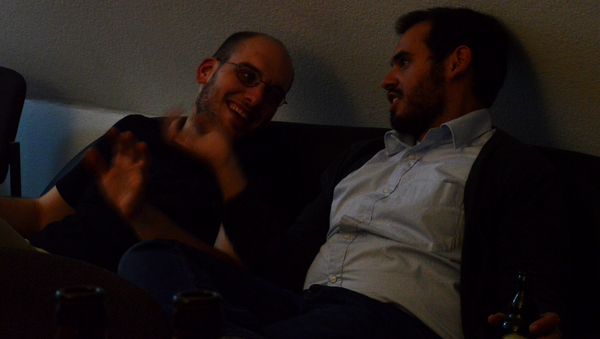 Zwei Männer reden auf dem Sofa